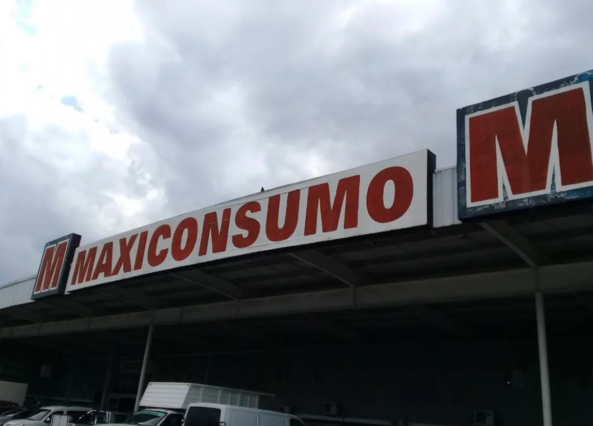 un abuelo estuvo 24 horas preso por robar 100 kg de jamon crudo en el maxiconsumo