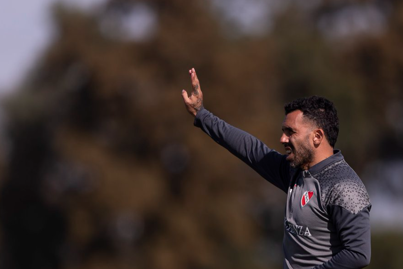susto en el rojo carlos tevez paso la noche en el hospital por un dolor en el pecho