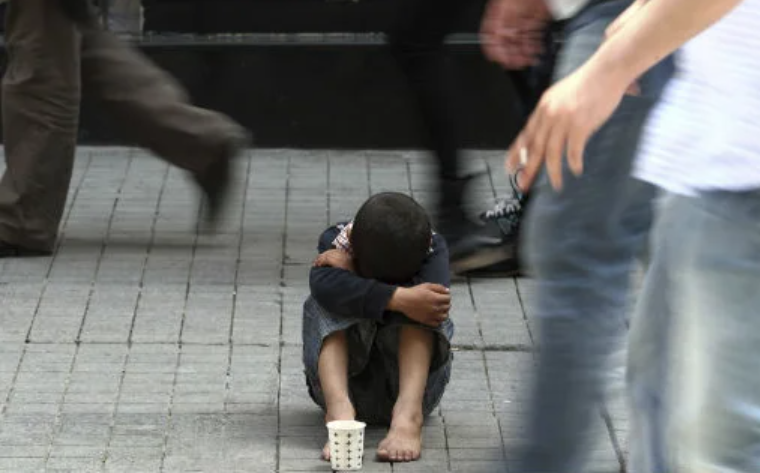 buscan a la madre de un nene que fue rescatado en condiciones desgarradoras