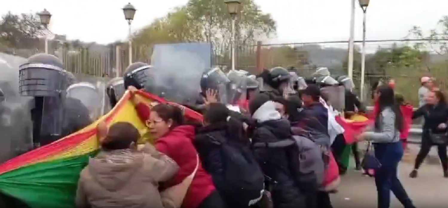 tension en la frontera desalojo de profesionales de la salud en el puente internacional video