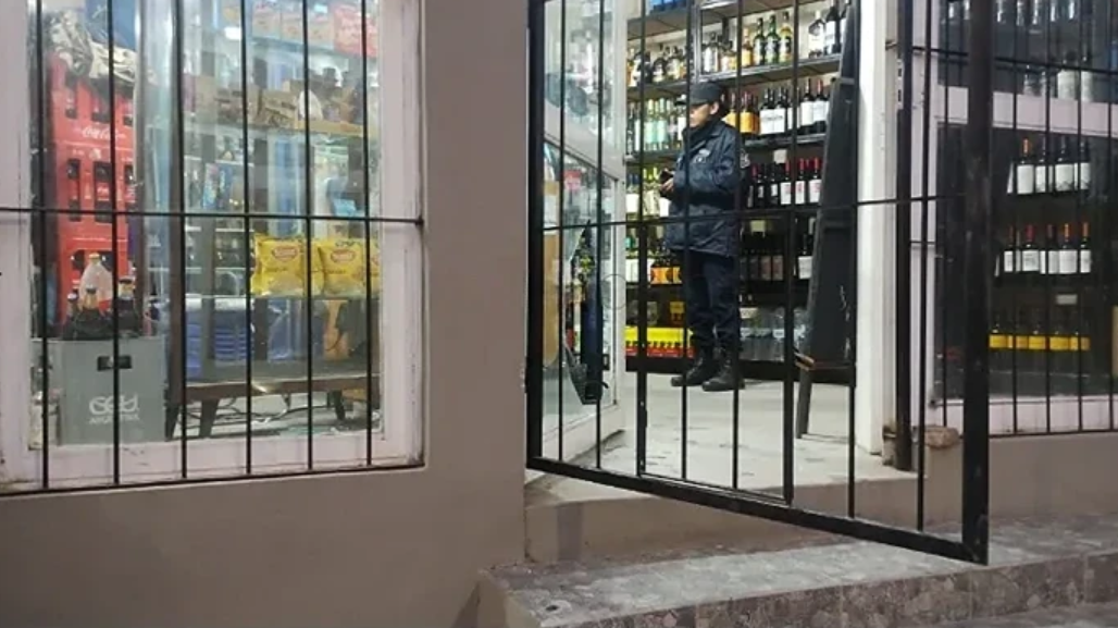 rompieron un vidrio y robaron todo lo que pudieron en una vineria