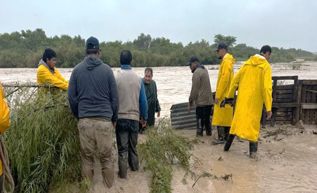 san lorenzo desbordo el rio arenales y casi se lleva cinco familias