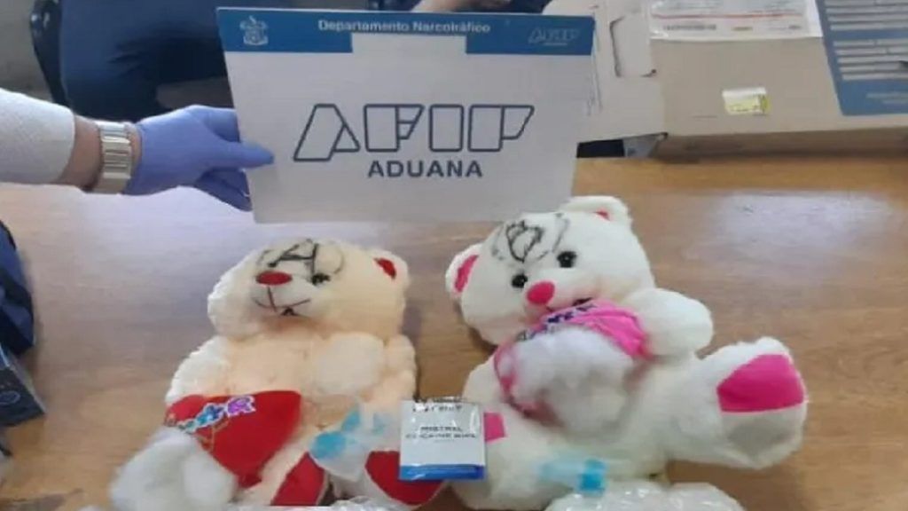 secuestraron dos ositos de peluche impregnados con cocaina