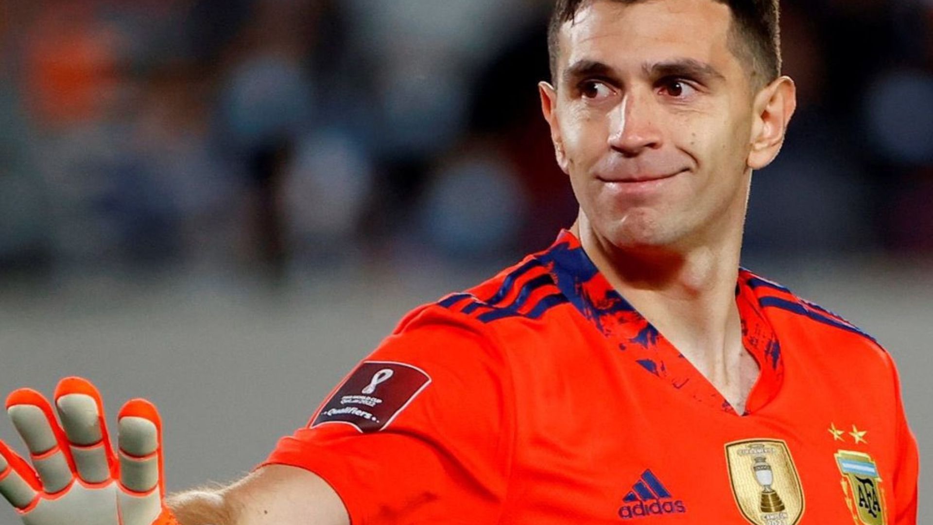 el dibu pidio disculpas luego de la doble sancion de la fifa