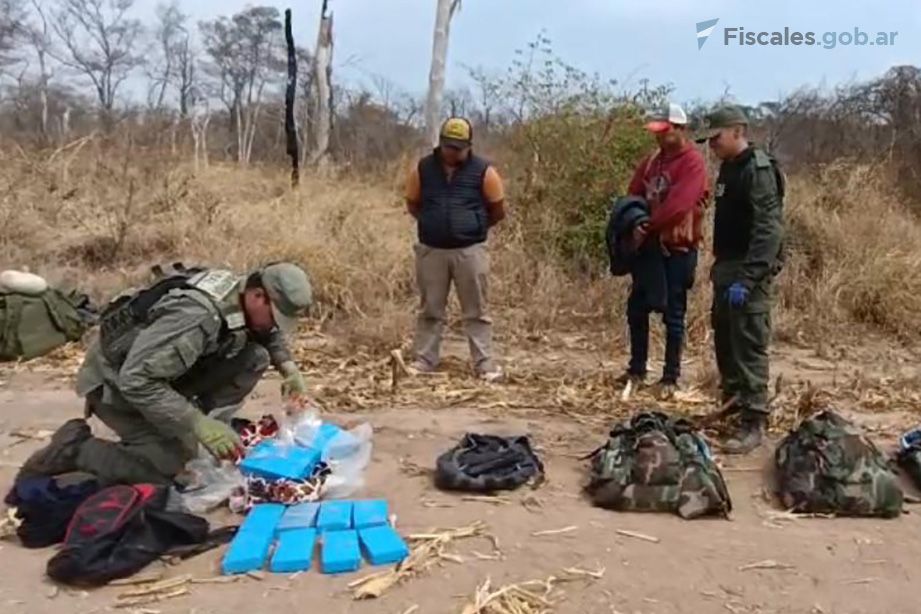once mochileros imputados por el transporte agravado de mas de 200 kilos de cocaina