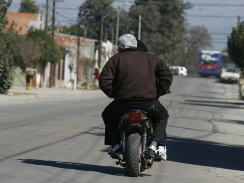 la atraparon mientras paseaban en una moto recien robada con tres menores