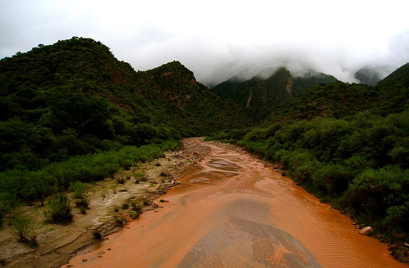 turistas fueron a la cascada de alemania pero quedaron atrapados por la crecida del rio