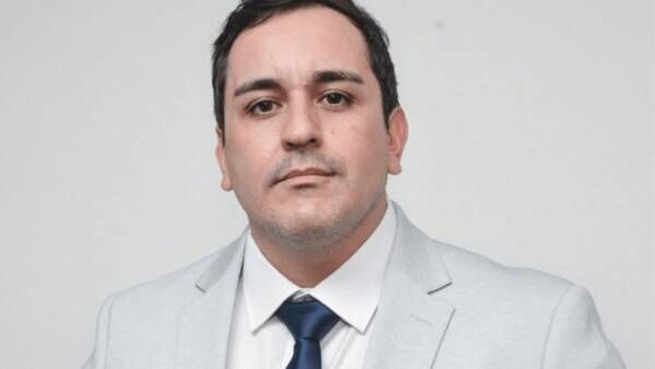 retuvieron la licencia de un concejal libertario de salta por cruzar en rojo le puede pasar a cualquiera