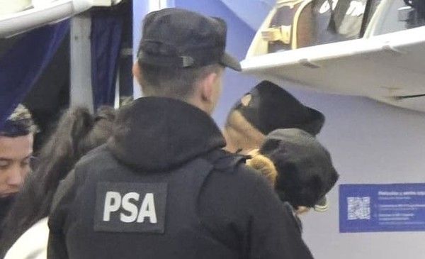 insolito episodio en santa fe detuvieron a una pareja por intentar tener sexo en un avion