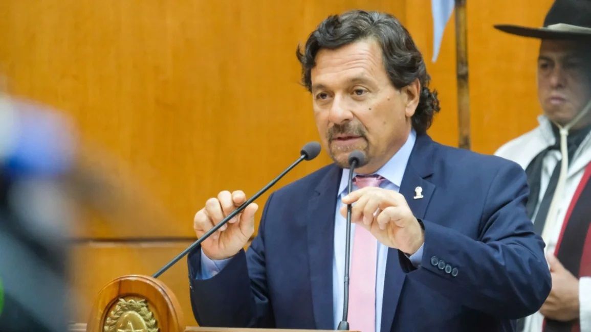 el gobernador saenz en pie de guerra contra las fake news y los fueros
