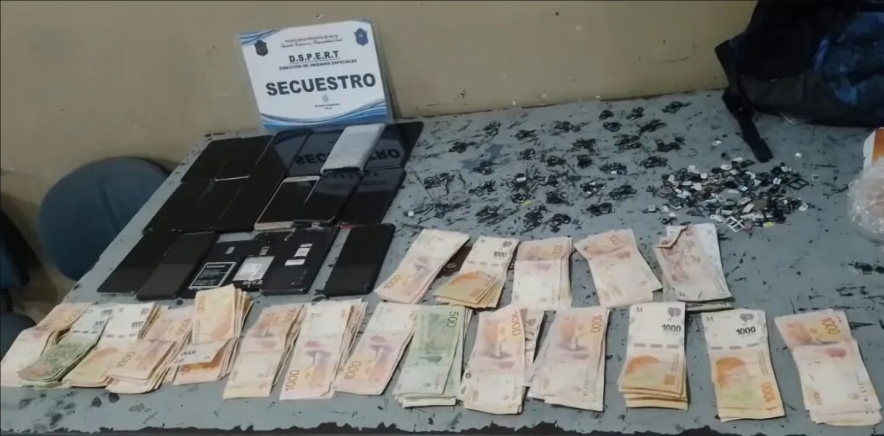 en pleno microcentro detuvieron a un hombre con 18 celulares en una mochila