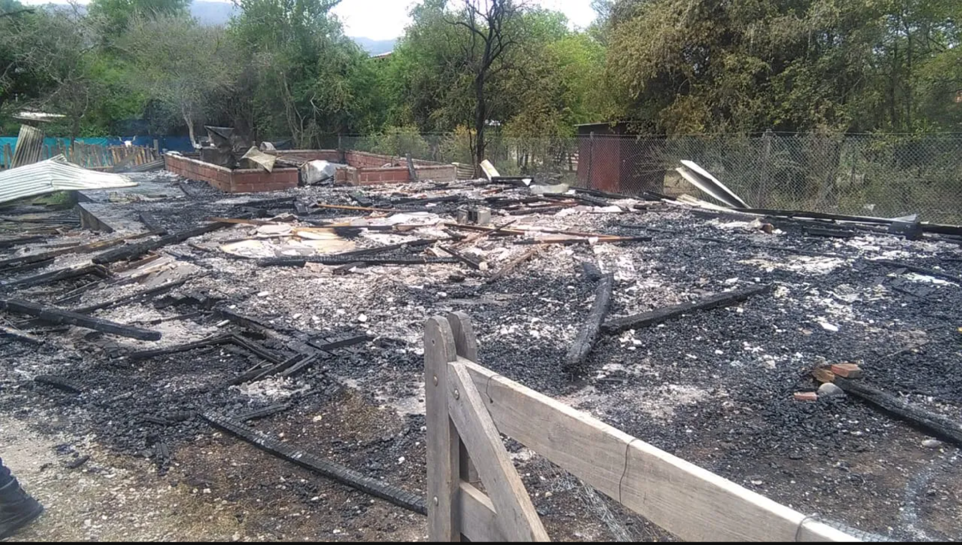 tragedia en la caldera devastador incendio consumio por completo una casa prefabricada perdidas irreparables