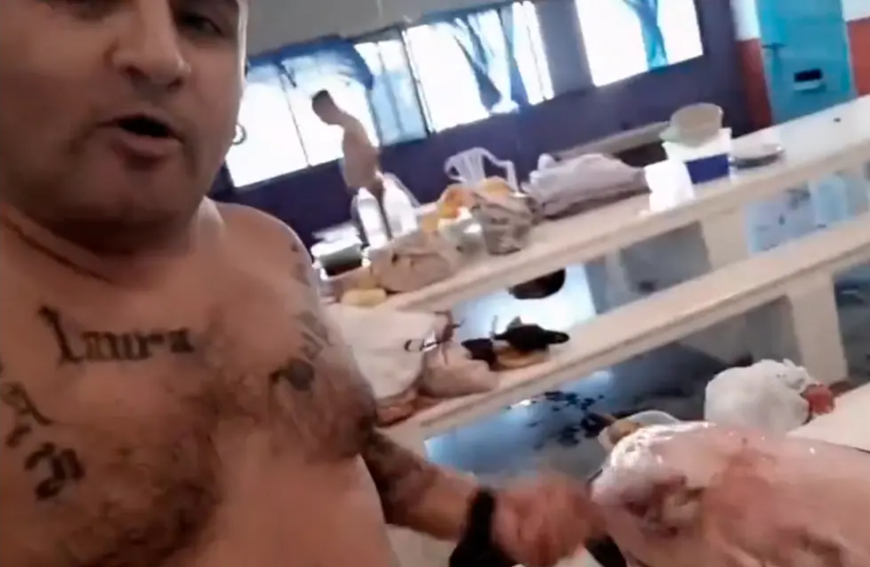 la pasan mejor que nosotros presos portenos se grabaron mientras preparaban un cordero video