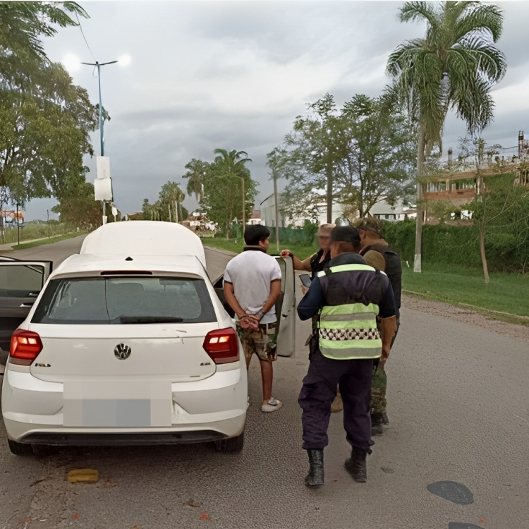 oran completito circulaba en un auto mellizo y tenia pedido de captura internacional y nacional