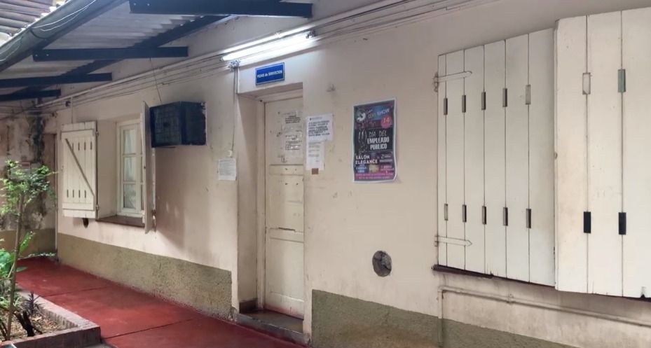 allanamiento en la oficina de foja de servicios del ministerio de educacion habria una mujer demorada