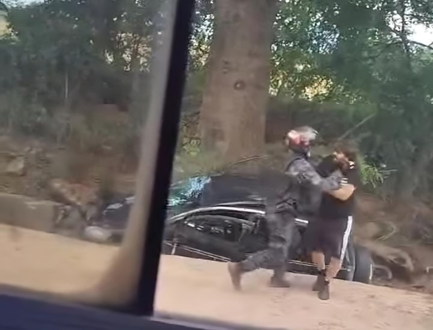 el carril evadio un control policial lo persiguieron hasta que cayo a un canal de desagues hay polemica video