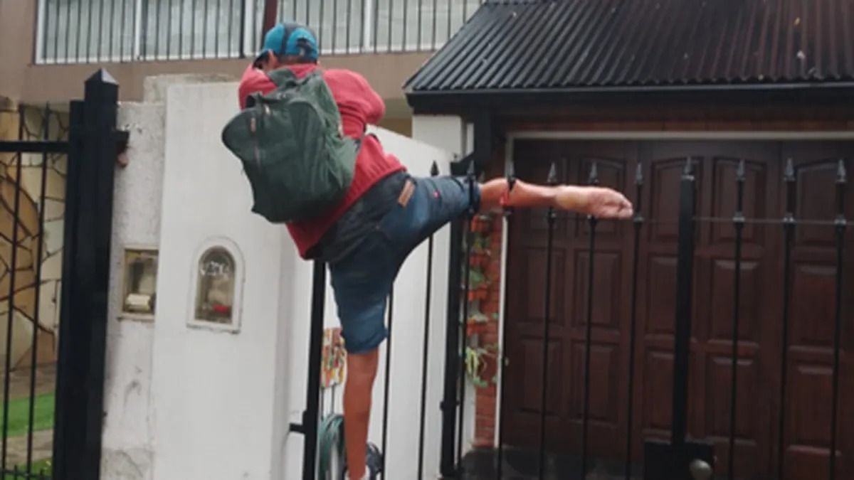karma inmediato ladron quedo clavado en una reja intentando robar una casa video