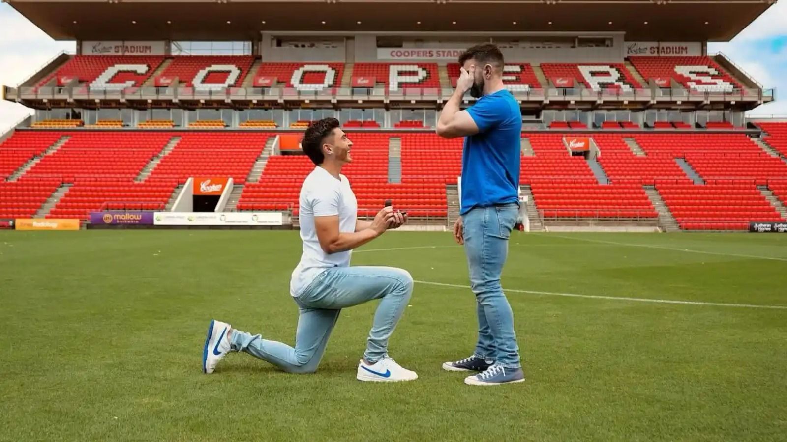marido y marido futbolista australiano le pidio matrimonio a su novio en la cancha