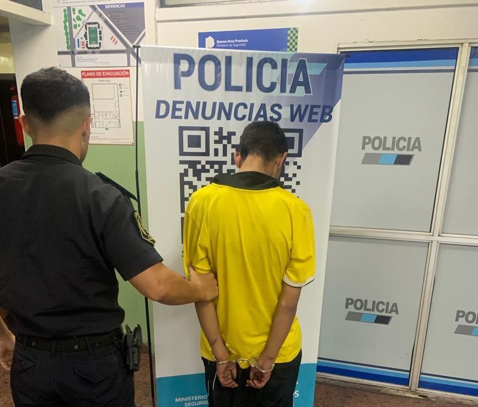 video una familia descubrio a un ladron de 15 anos con las manos en la masa tenia 37 entradas a la comisaria