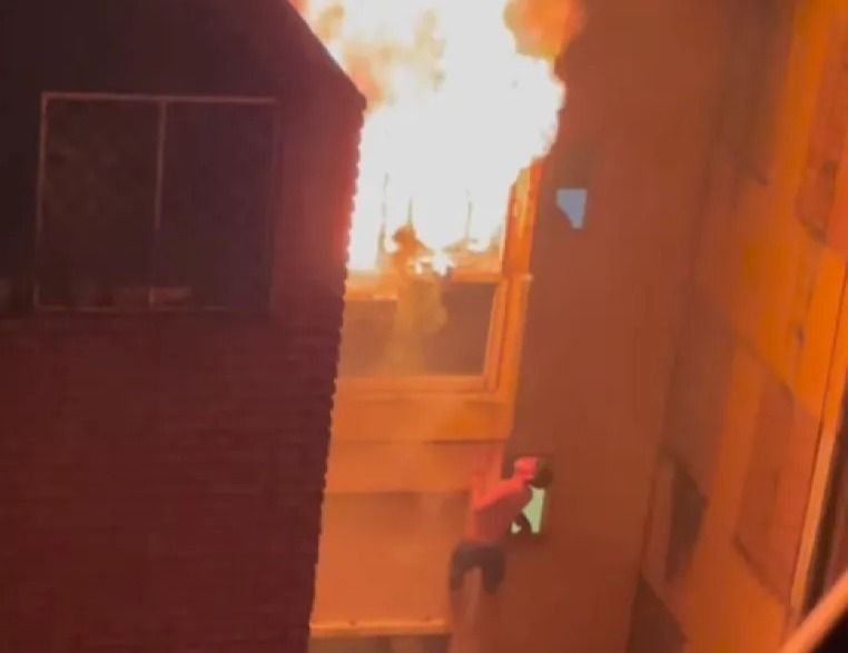 cordoba dramatico momento en el que un joven estudiante jujeno es rescatado de un incendio en el piso 11