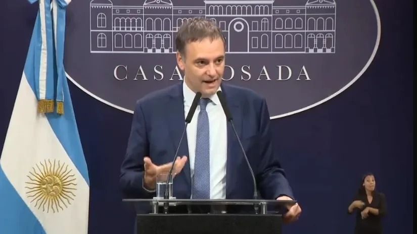 el vocero presidencial manuel adorni evito responder una pregunta porque es muy aburrida y tenia sueno video