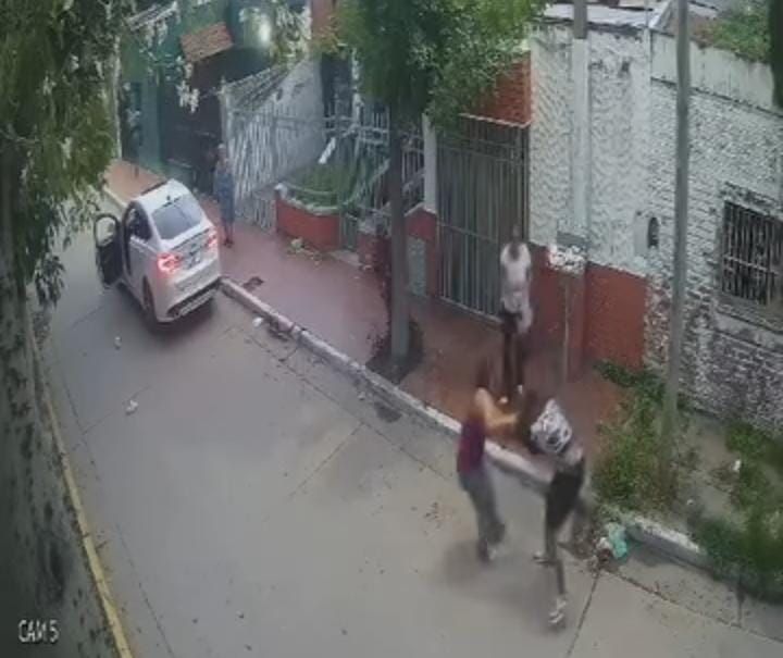 oran una mujer redujo a un ladron y frustro un robo video