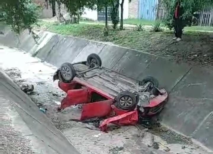 tartagal impactante accidente perdio el control del auto en la ruta 34 choco con un arbol y cayo a un canal de desague