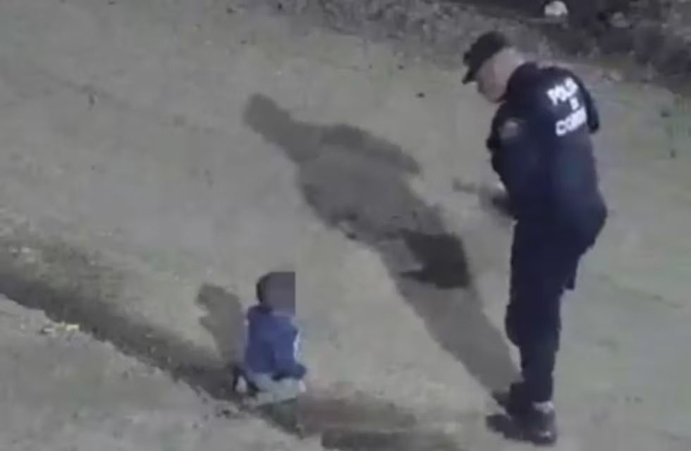 video bebe fue hallado gateando solo en la madrugada junto a su perro