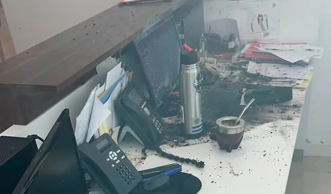 mandaron dos cartas bomba a la sociedad rural argentina y una exploto