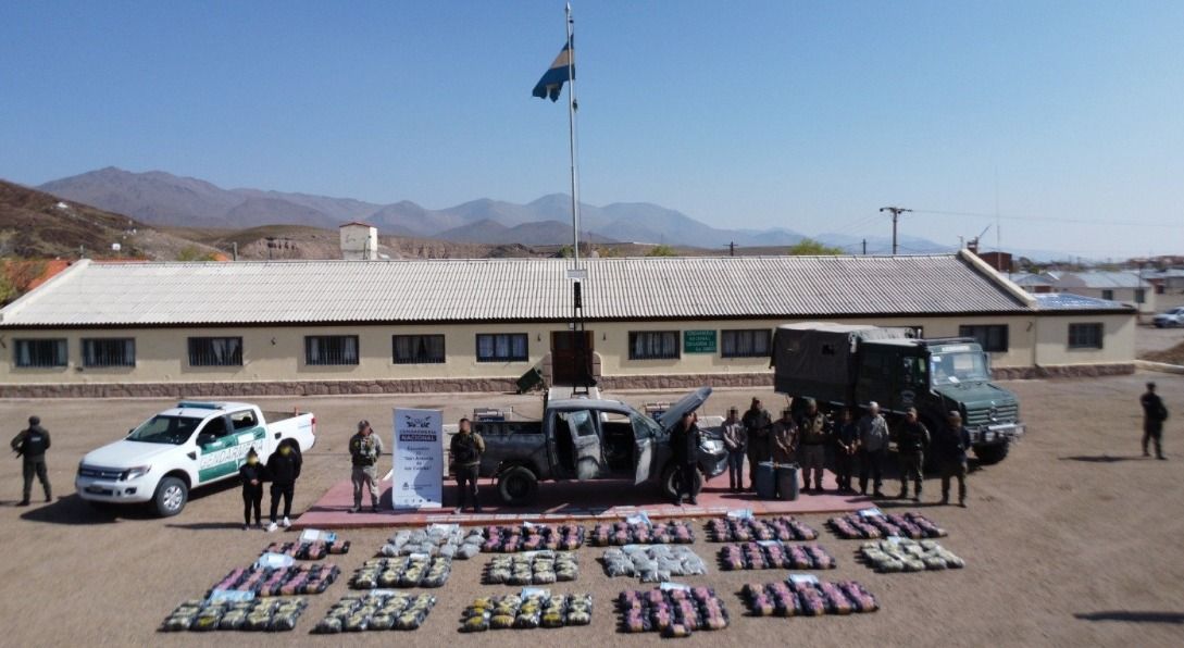tres ciudadanos bolivianos intentaron ingresar 368 kilos de marihuana a salta