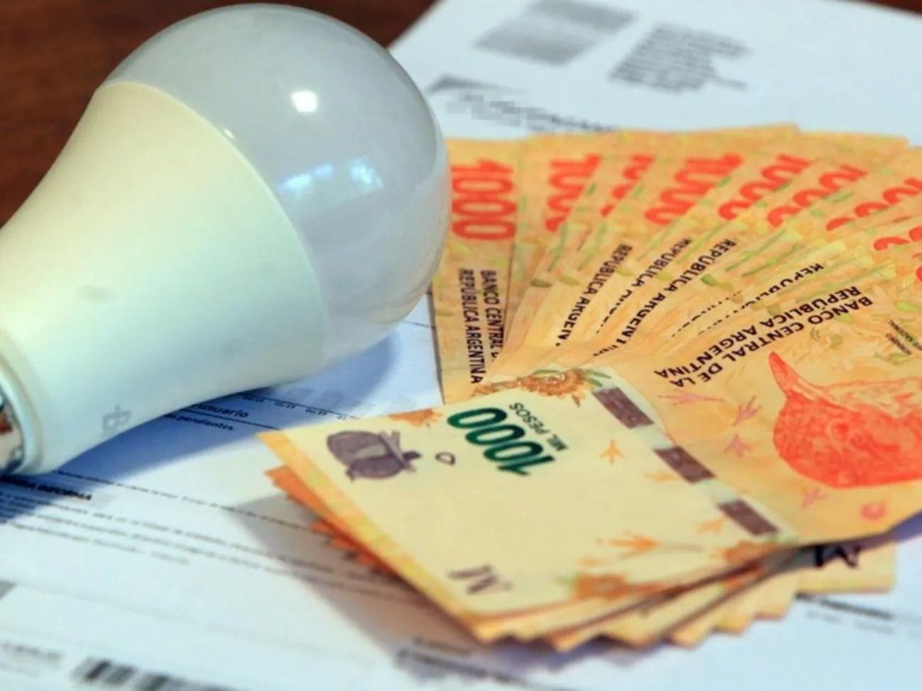 golpe al bolsillo el gobierno nacional hizo oficial los aumentos de luz y gas para noviembre