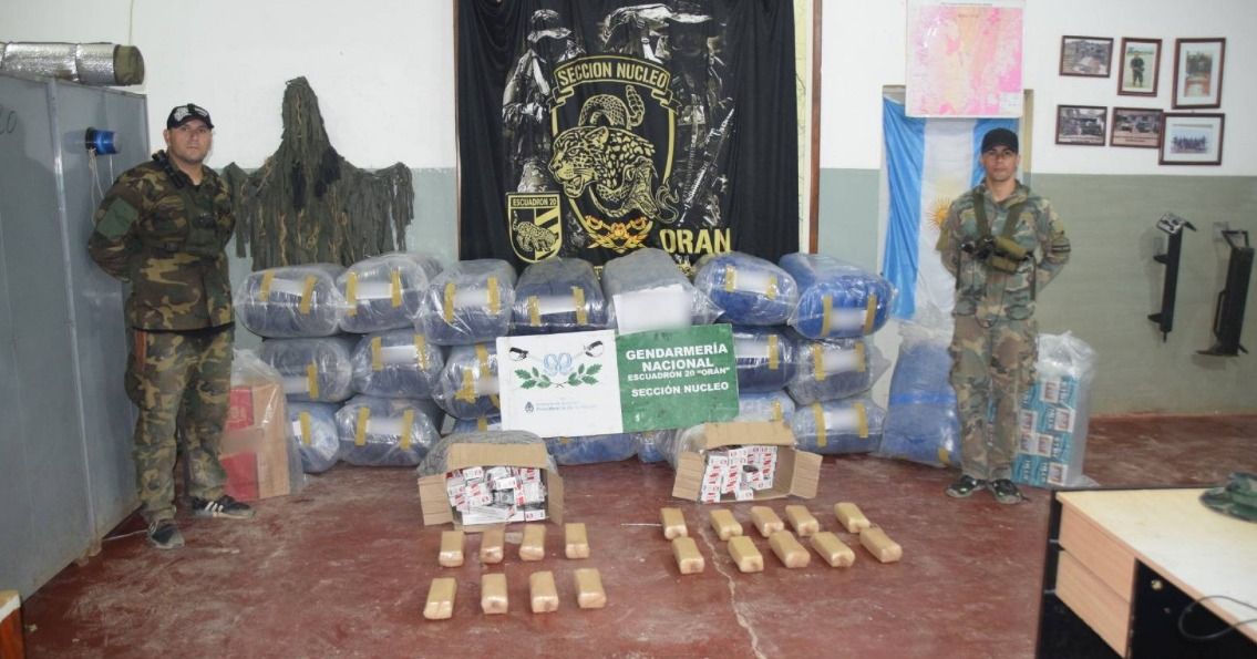 oran decomisan 28 kilos de marihuana en un vehiculo y 20 kilos de cocaina hojas de coca y cigarrillos abandonados