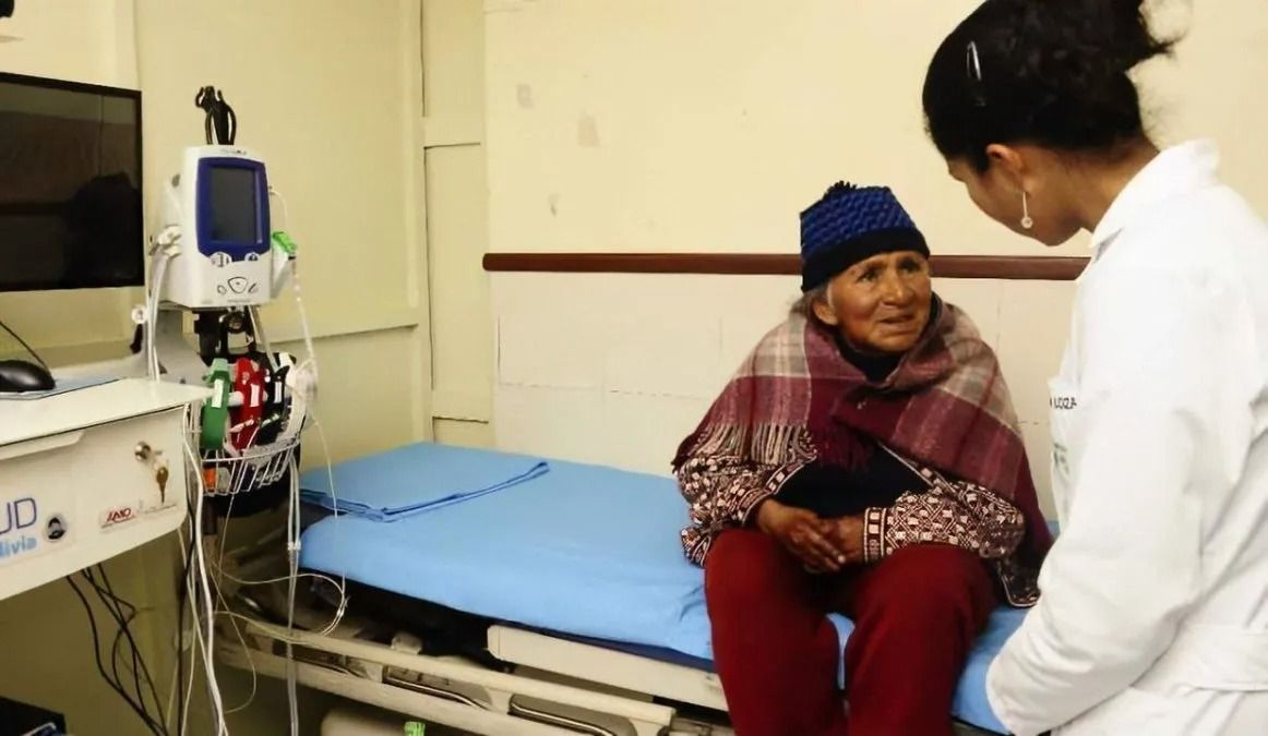 el gobierno anuncio que se cobrara la salud y la educacion universitaria a los extranjeros no residentes