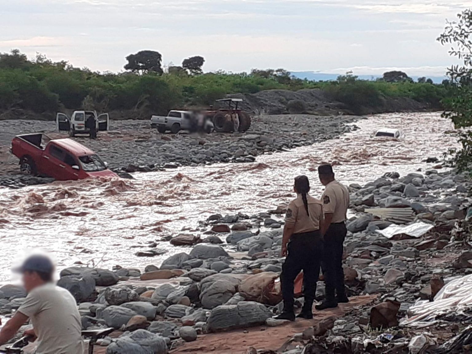 metan rescataron a 2 camionetas de rio las conchas