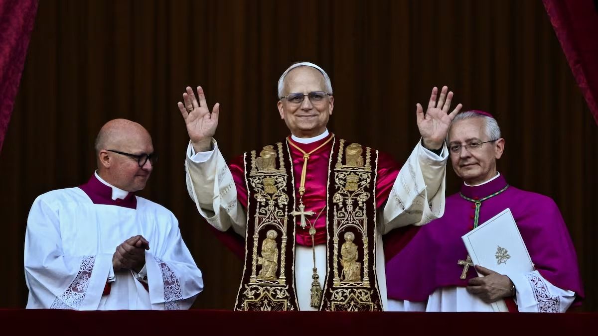 momento historico el papa leon xiv hablando en espanol en el momento de su asuncion video