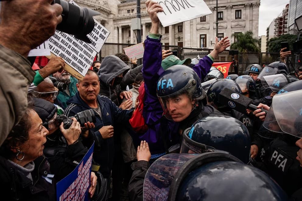 disturbios en el congreso tras la suspension de la sesion en diputados por las jubilaciones