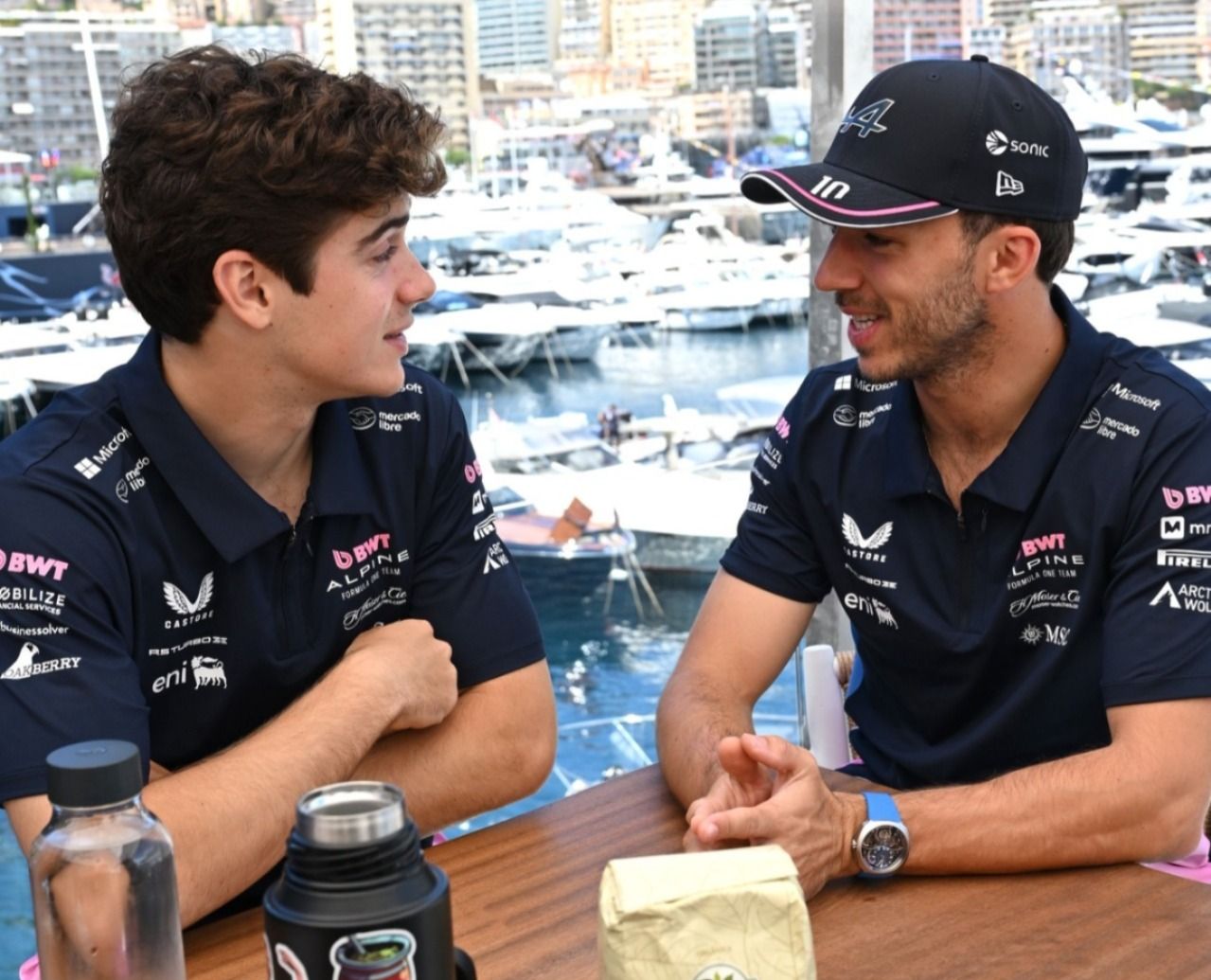 franco colapinto le ensena a hacer un mate a pierre gasly video