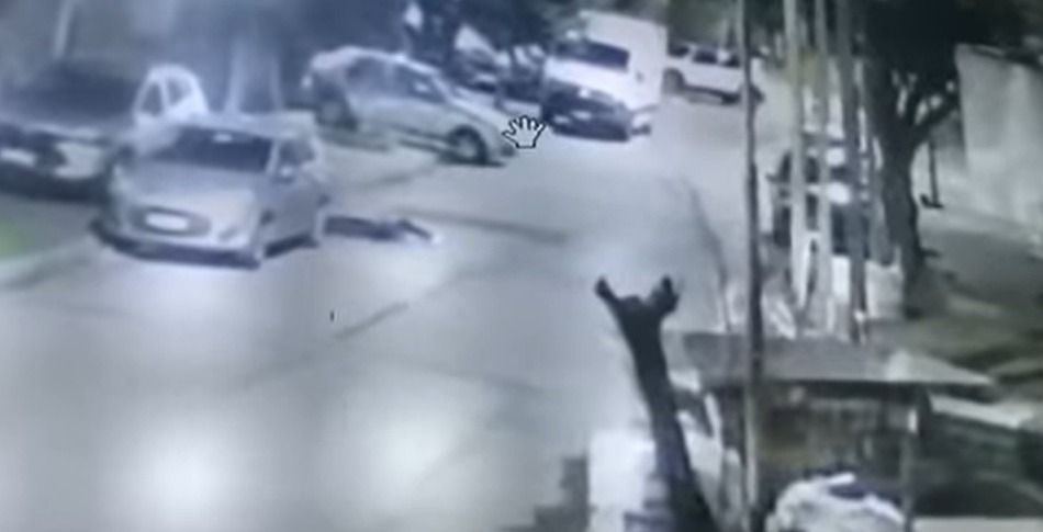 un prefecto retirado mato a un chico de 14 anos que intento robarle el auto en moron video
