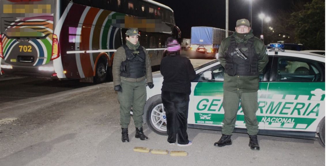 santa fe detienen a una mujer que viajaba desde salta con cocaina adosada a su cuerpo