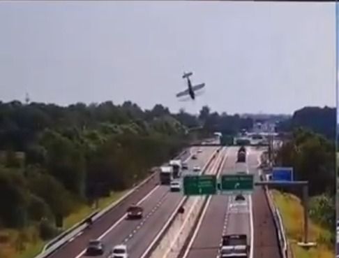 tragedia en el norte de italia una avioneta se estrello sobre una autopista y causo dos muertes video