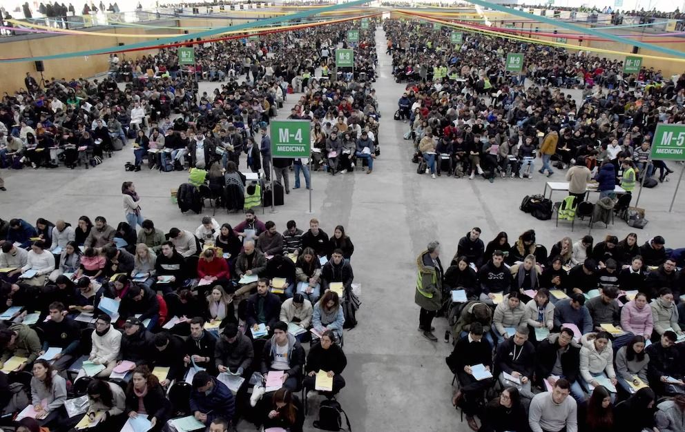 el gobierno sospecha que se copiaron y casi 270 medicos deberan rendir de nuevo el examen de residencia