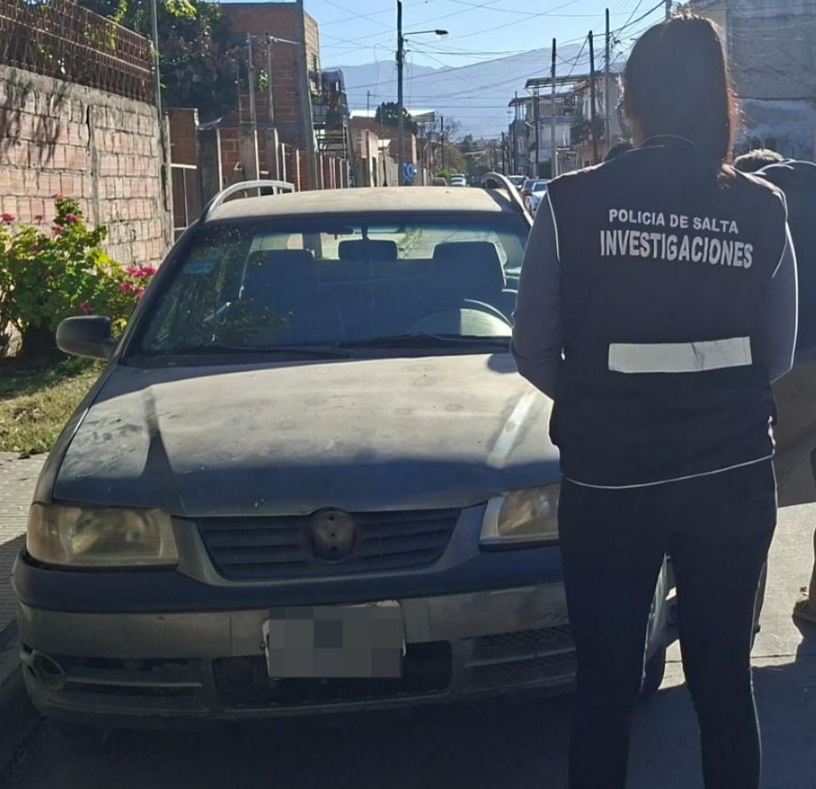 la policia recupero un auto robado estaba en barrio santa victoria