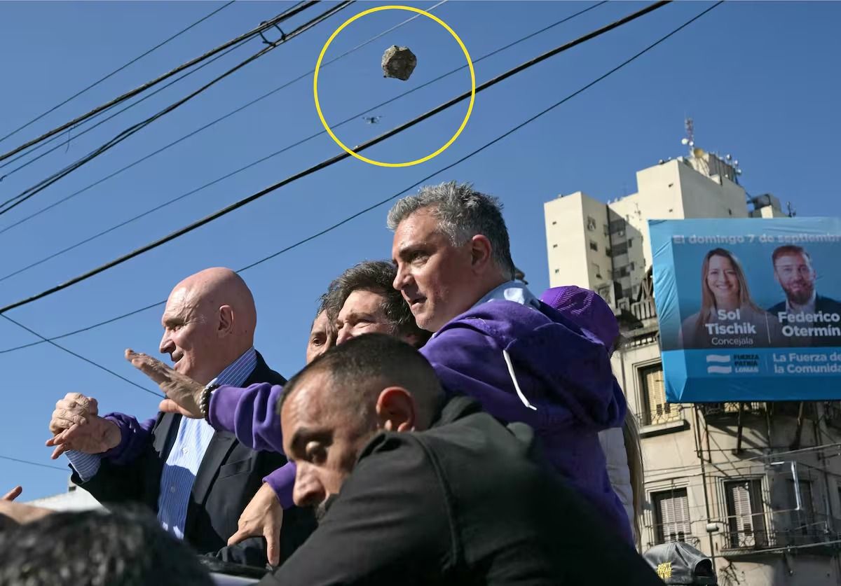 atacaron con piedras a la caravana de milei en lomas de zamora y debieron evacuar a la comitiva