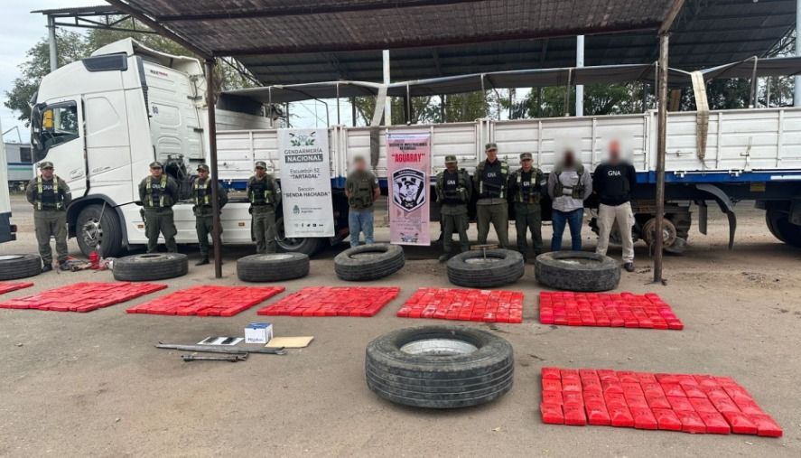 golpe al narco en la ruta 34 hallan 417 kilos de cocaina ocultos en las ruedas de un camion