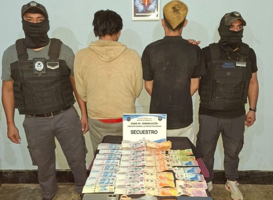 embarcacion por una denuncia web desbarataron una boca de expendio de drogas