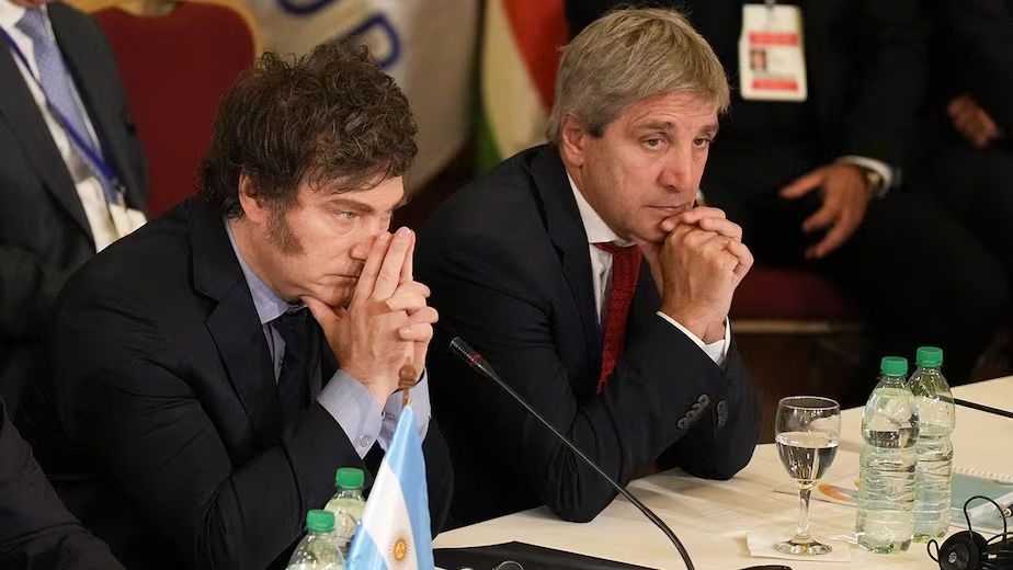 el dolar supero los 1 500 el central vendio us 379 millones y se hundieron los bonos y las acciones
