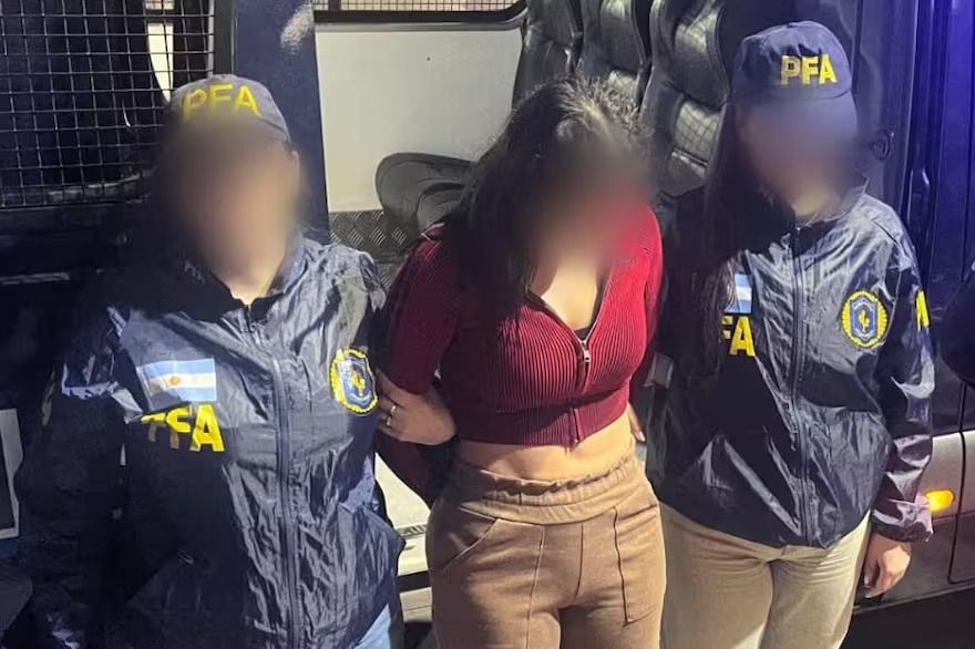 bolivia deportaron a la reina de belleza que viajaba con 359 kilos de cocaina en una avioneta que cayo en entre rios