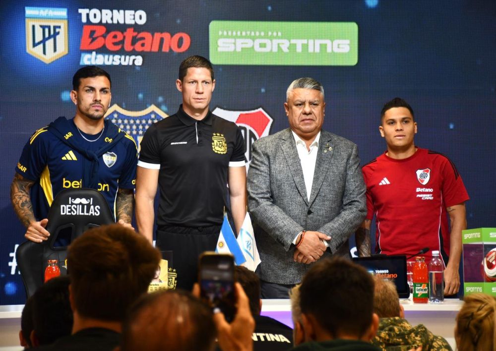 paredes y juanfer hablaban del boca river hasta que irrumpio chiqui tapia y sorprendio a todos con dos anuncios