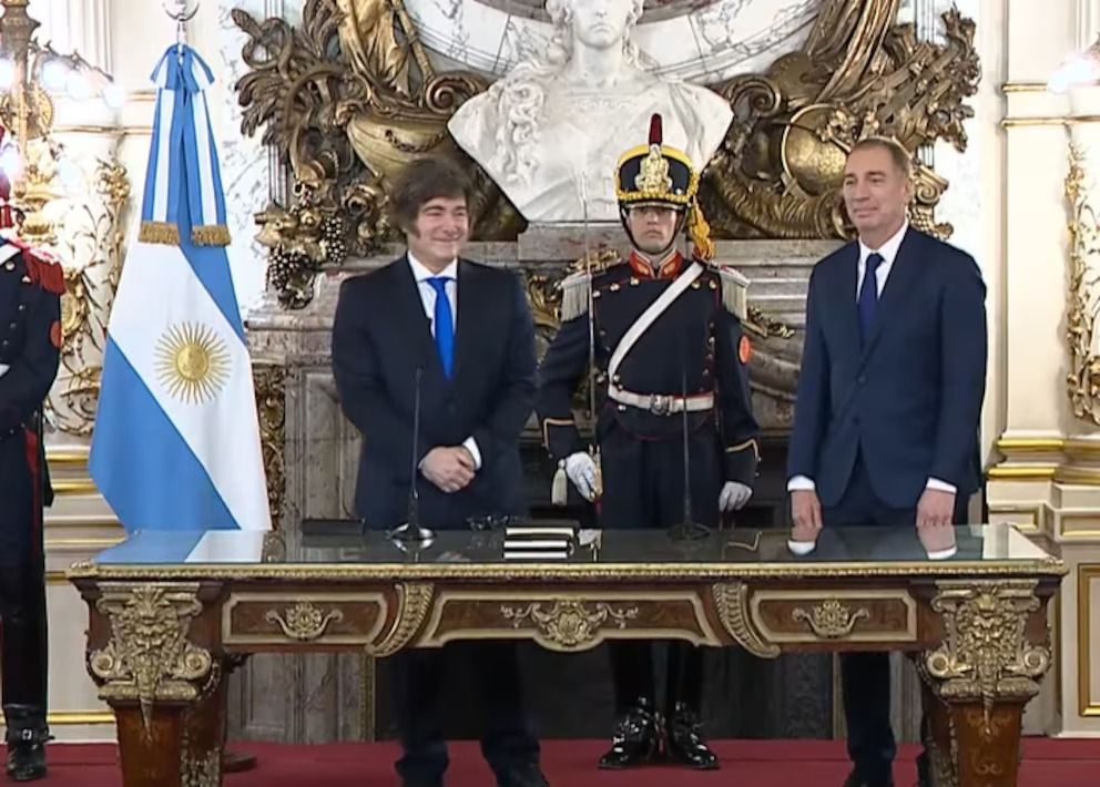 javier milei le tomo juramento a diego santilli como nuevo ministro del interior