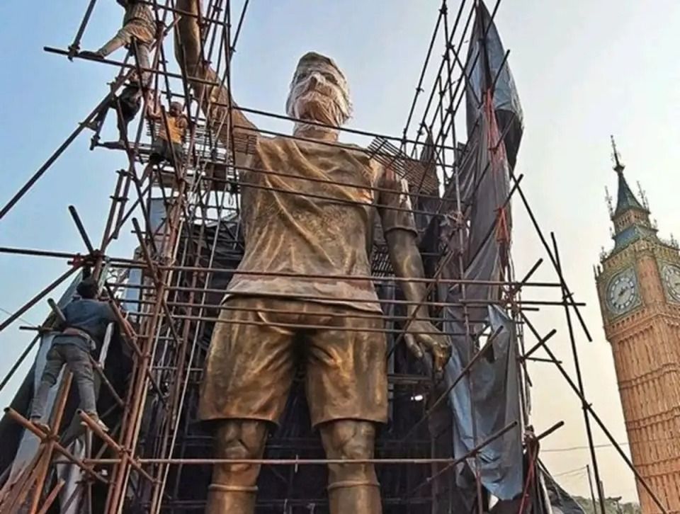para recibir a messi en india se construyo una estatua de 21 metros con un equipo de 45 artistas